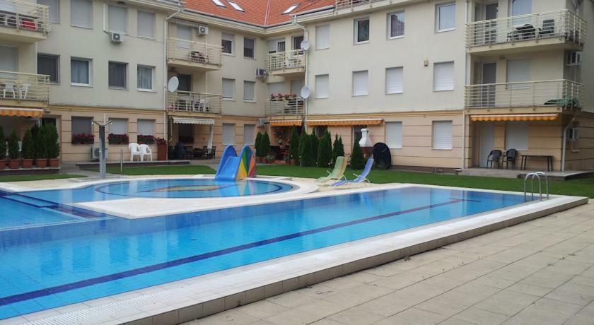 Relax Beach Apartman Hajduszoboszlo Exterior photo